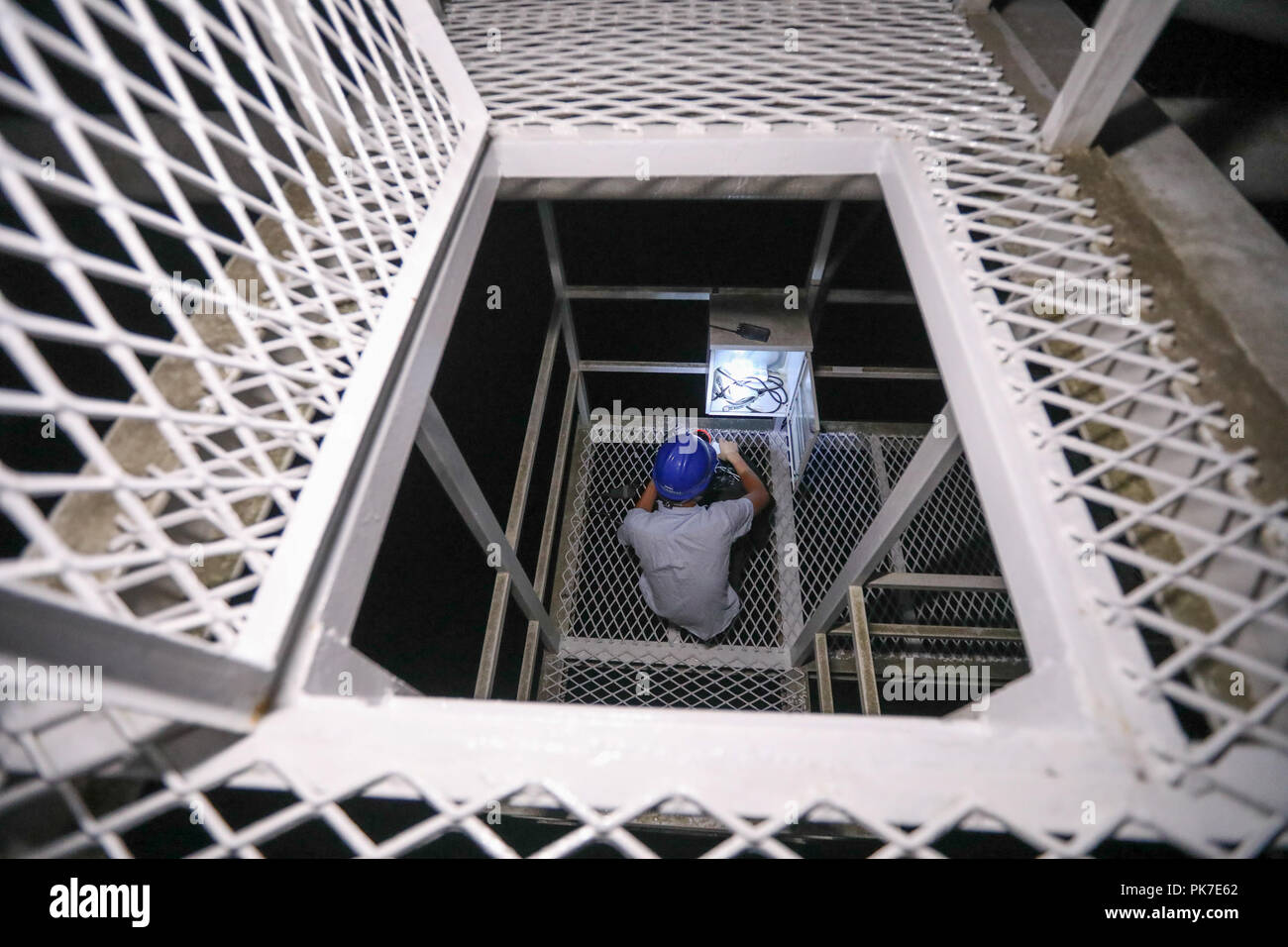 Pingtang. 11 Sep, 2018. Ein Mitarbeiter arbeitet an Chinas fünf-hundert-meter Aperture Spherical Radio Telescope (FAST) im Südwesten Chinas Provinz Guizhou, Sept. 11, 2018. Schnell hat 44 Neue pulsare bisher entdeckt. Credit: Liu Xu/Xinhua/Alamy leben Nachrichten Stockfoto