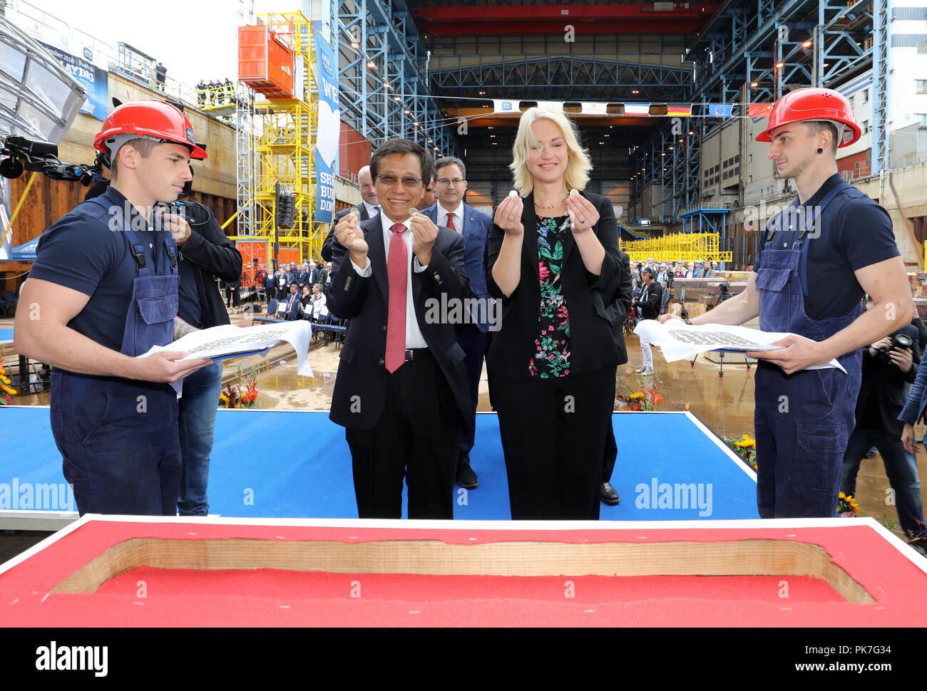 11 September 2018 Mecklenburg Vorpommern Rostock Tan Sri Lim Kok Thay M Links Vorsitzender Und Ceo Von Genting Hongkong Und Manuela Schwesig Spd Ministerprasident Von Mecklenburg Vorpommern Munzen In Einem Der Trager Unter Dem