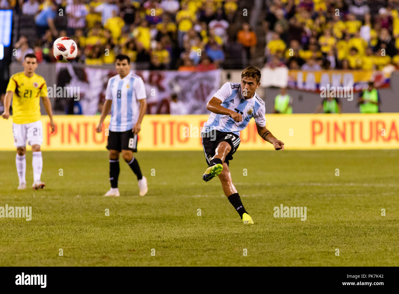 East Rutherford, NJ, USA. 11. September 2018. Paulo Dybala (21) locken in eine Kugel während der zweiten Hälfte gegen Kolumbien an Metlife Stadium. © Ben Nichols/Alamy Leben Nachrichten. © Ben Nichols/Alamy Leben Nachrichten. Stockfoto