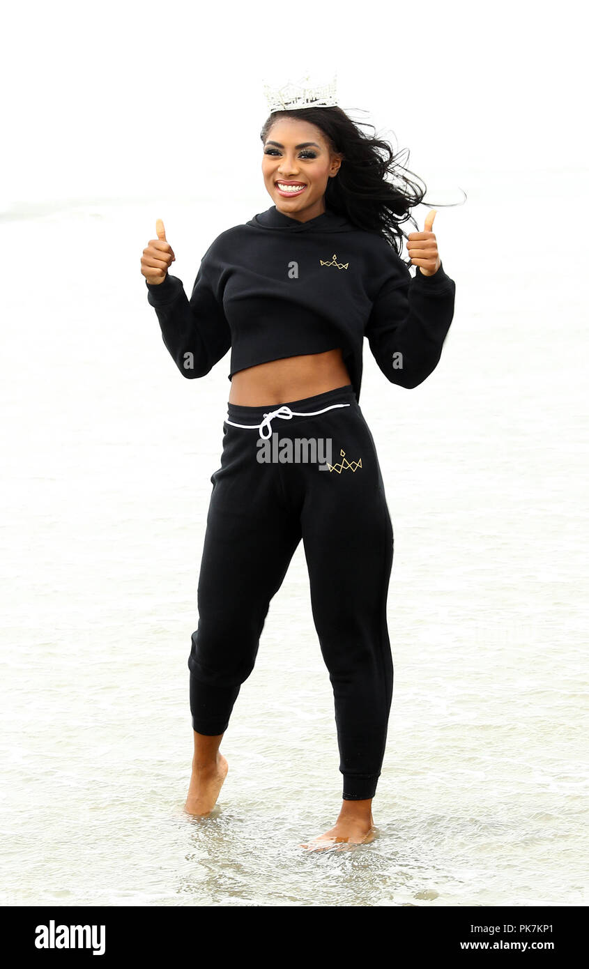 Atlantic City, NJ, USA. 9 Sep, 2018. 10. September 2018 - Atlantic City, NJ - Miss America 2019 Nia Franklin. Miss Amerika 2019 Toe Dip in Atlantic City Beach. Photo Credit: MJT/AdMedia Credit: Mjt/AdMedia/ZUMA Draht/Alamy leben Nachrichten Stockfoto
