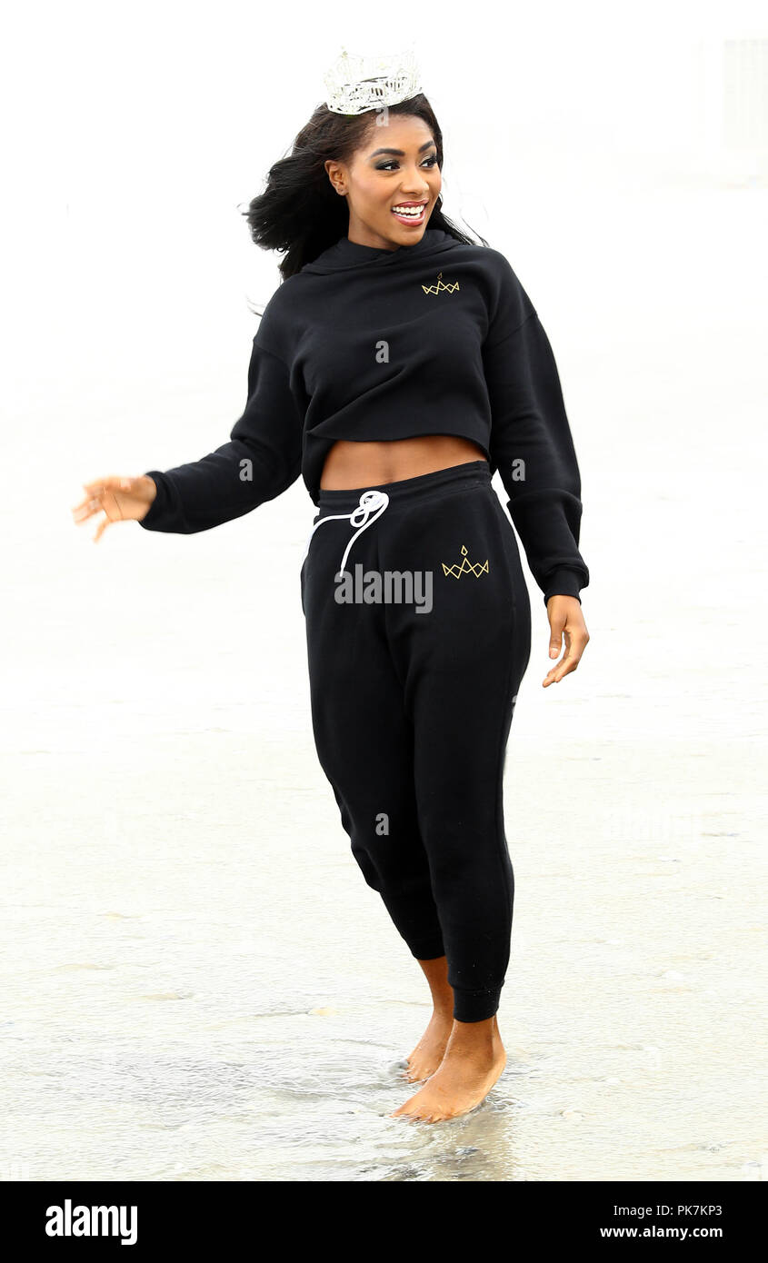 Atlantic City, NJ, USA. 9 Sep, 2018. 10. September 2018 - Atlantic City, NJ - Miss America 2019 Nia Franklin. Miss Amerika 2019 Toe Dip in Atlantic City Beach. Photo Credit: MJT/AdMedia Credit: Mjt/AdMedia/ZUMA Draht/Alamy leben Nachrichten Stockfoto