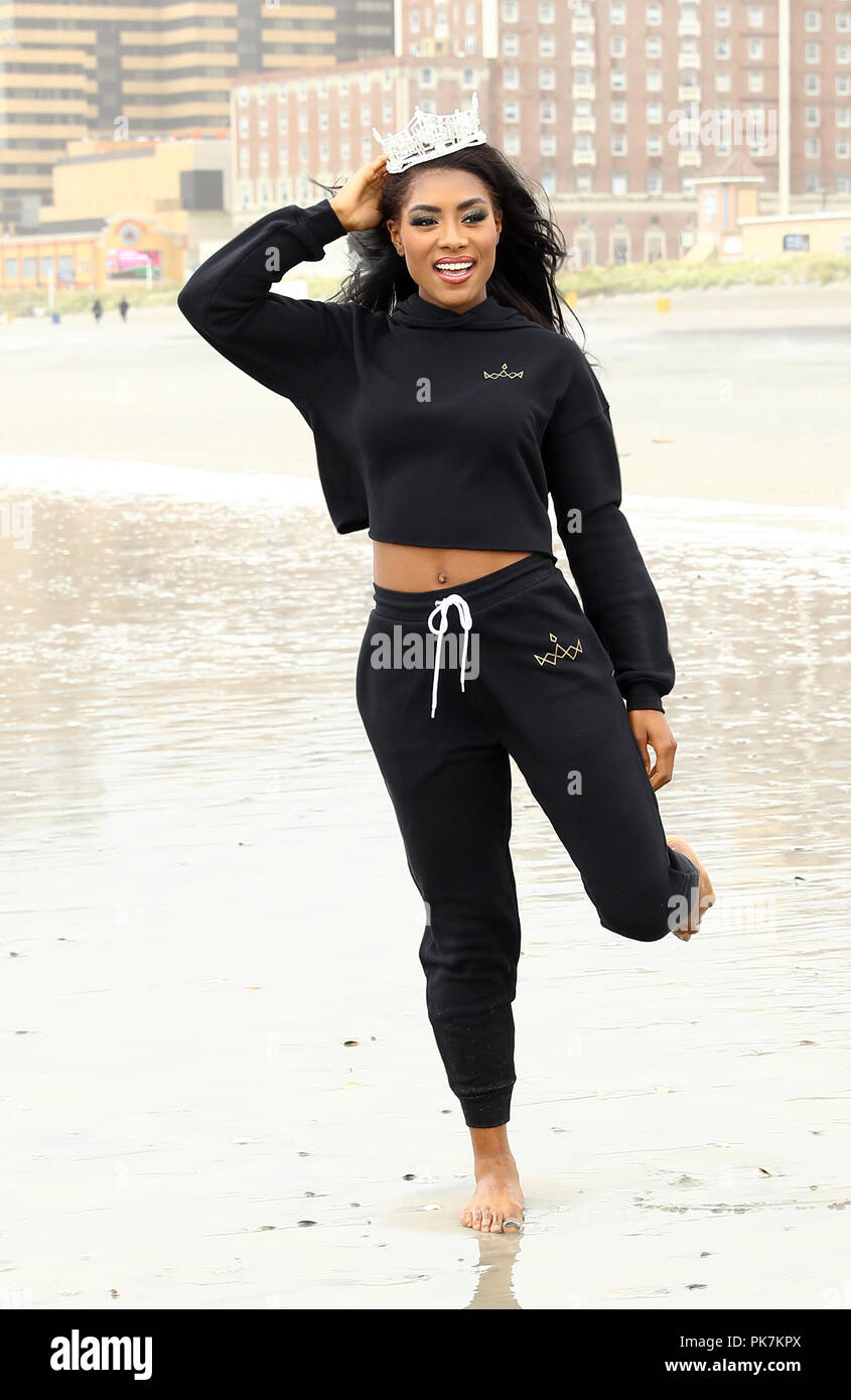 Atlantic City, NJ, USA. 9 Sep, 2018. 10. September 2018 - Atlantic City, NJ - Miss America 2019 Nia Franklin. Miss Amerika 2019 Toe Dip in Atlantic City Beach. Photo Credit: MJT/AdMedia Credit: Mjt/AdMedia/ZUMA Draht/Alamy leben Nachrichten Stockfoto