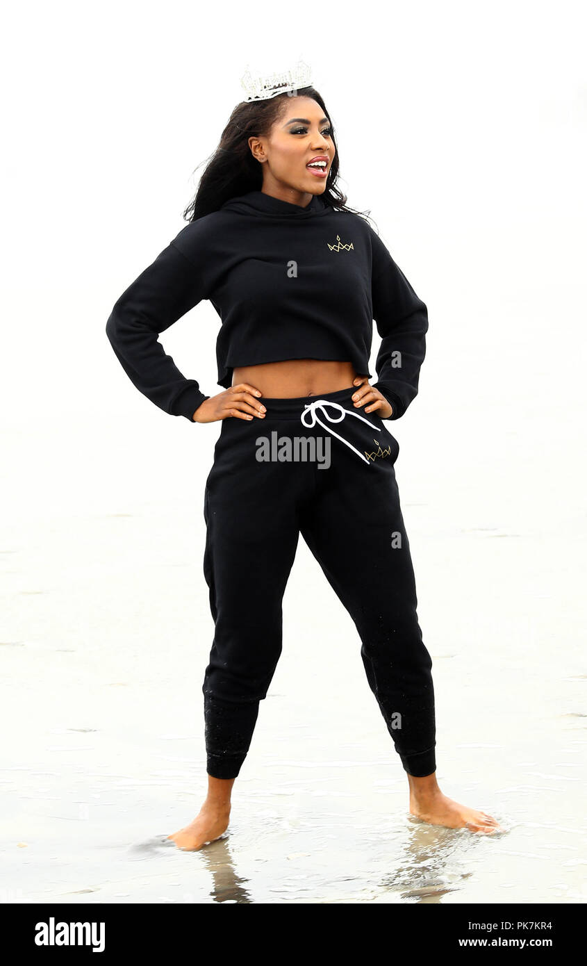 Atlantic City, NJ, USA. 9 Sep, 2018. 10. September 2018 - Atlantic City, NJ - Miss America 2019 Nia Franklin. Miss Amerika 2019 Toe Dip in Atlantic City Beach. Photo Credit: MJT/AdMedia Credit: Mjt/AdMedia/ZUMA Draht/Alamy leben Nachrichten Stockfoto