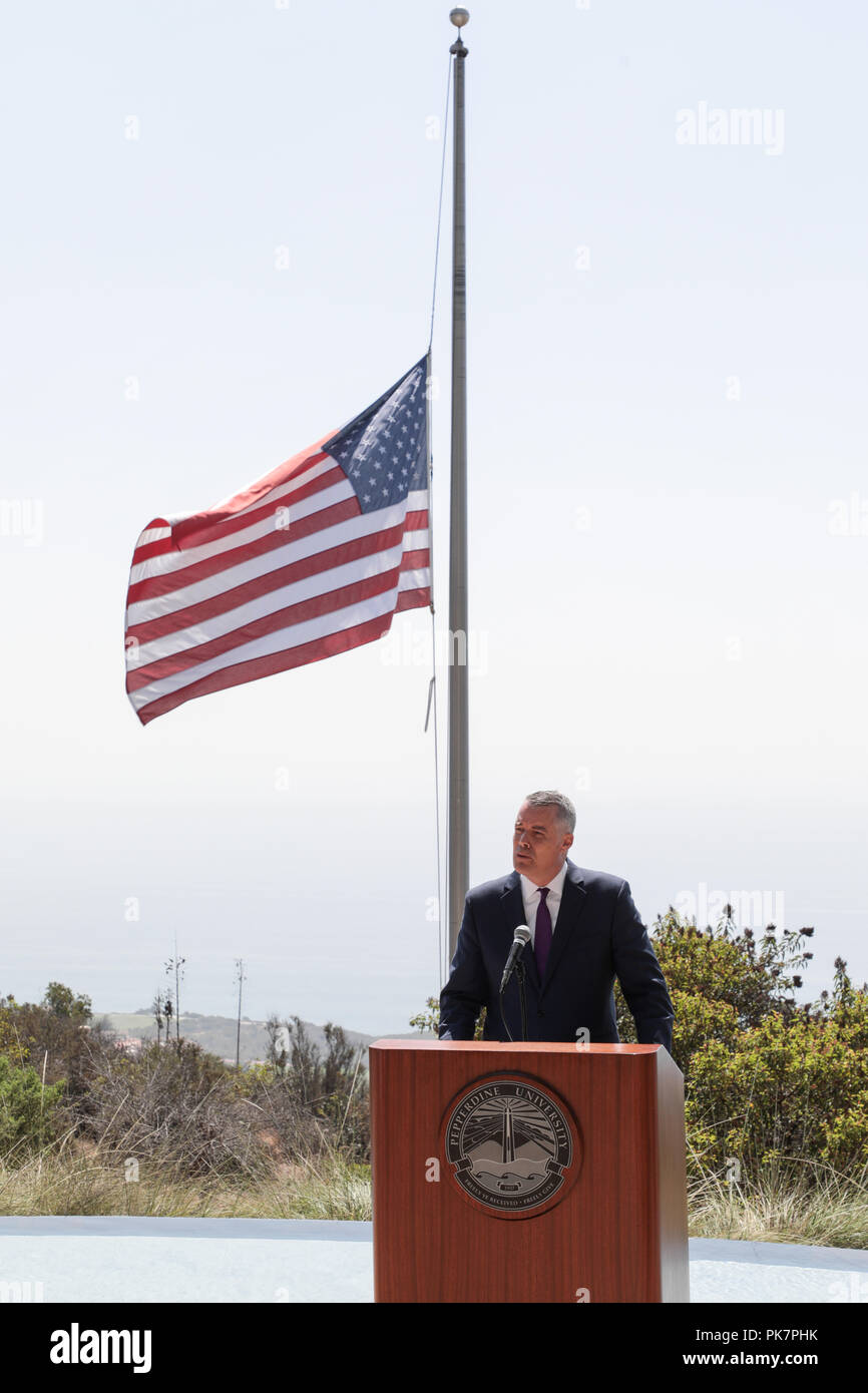 Malibu, Kalifornien, USA. 11. September, 2018. Pete Peterson, Dekan der Schule für öffentliche Politik, spricht am 11. September gedenken an Thomas E. Burnett Jr. Helden Garten an der Pepperdine University in Malibu, Kalifornien. Pepperdine alumnus Thomas E. Burnett, Jr. (MBA '95), war ein Passagier auf United Flug 93 und verlor sein Leben in den Anschlägen vom 11. September 2001. Credit: Sheri Determan/Alamy leben Nachrichten Stockfoto