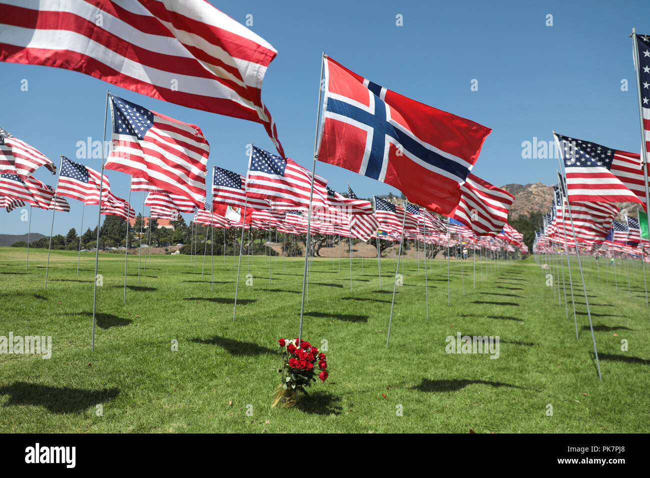Malibu, Kalifornien, USA. 11. September, 2018. Die Flagge Norwegens mit Blumen auf der 11. jährlichen "Welle der Flags' an der Pepperdine University in Malibu, Kalifornien. Credit: Sheri Determan/Alamy leben Nachrichten Stockfoto