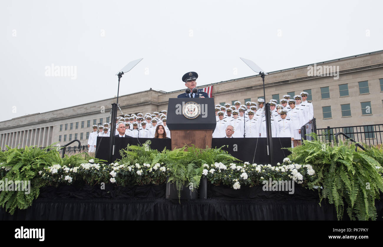 Washington, DC, USA. 11 Sep, 2018. Us Air Force General Paul J. Selva, der stellvertretende Vorsitzende des Generalstabs, liefert Erläuterungen im Sept. 11 Pentagon Gedenkfeier Zeremonie an das Pentagon in Washington, DC, Sept. 11, 2018. Im Sept. 11, 2001, Angriffe, 184 Leute waren am Pentagon getötet. (DoD Foto von U.S. Army Sgt. James K. McCann) US Joint Staff über globallookpress.com Credit: Us Joint Staff/russischen Look/ZUMA Draht/Alamy leben Nachrichten Stockfoto