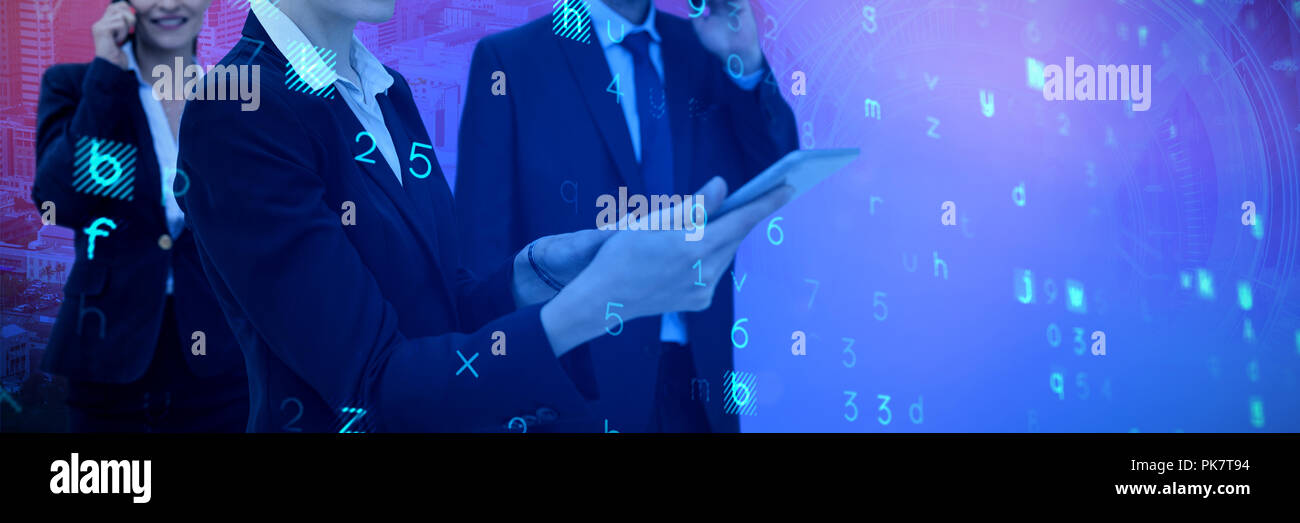 Das zusammengesetzte Bild der Unternehmerin mit Tablette während Kollegen am Telefon sprechen im Hintergrund Stockfoto