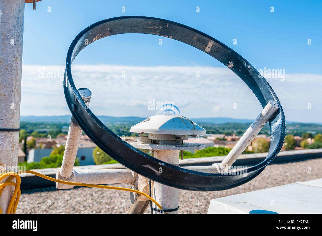 Moderne Sunshine Recorder und Pyranometer, Art der actinometer Für die Messung der Bestrahlungsstärke verwendet wird, auf einem Dach Stockfoto