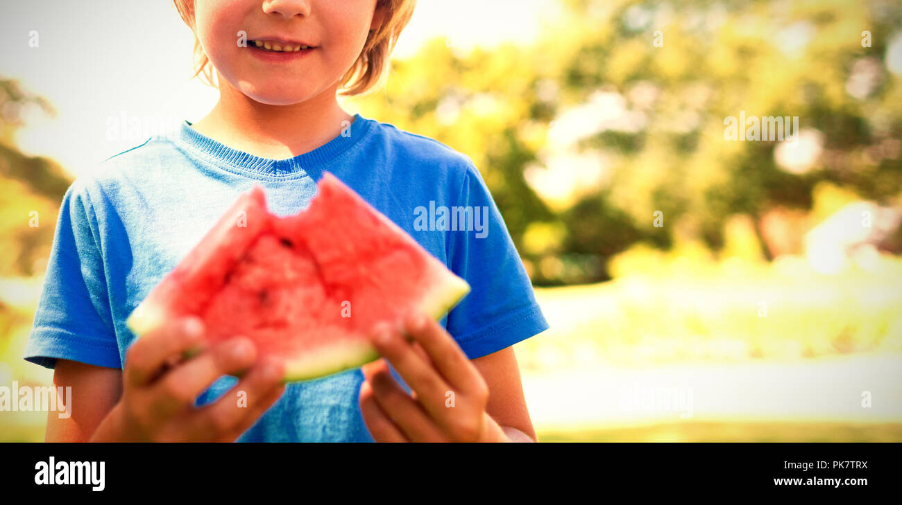 Lächelnde junge Holding Wassermelone im Park Stockfoto