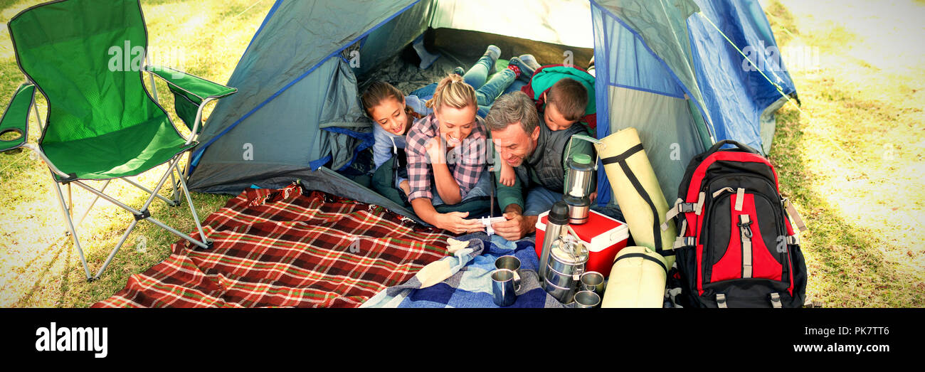 Familie mit Blick auf die Kamera in der Hütte Stockfoto