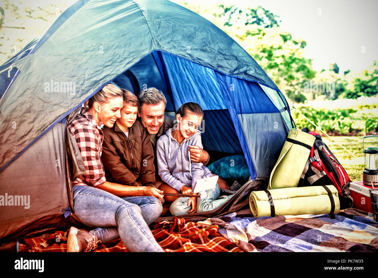Familie, die ein selfie im Zelt Stockfoto