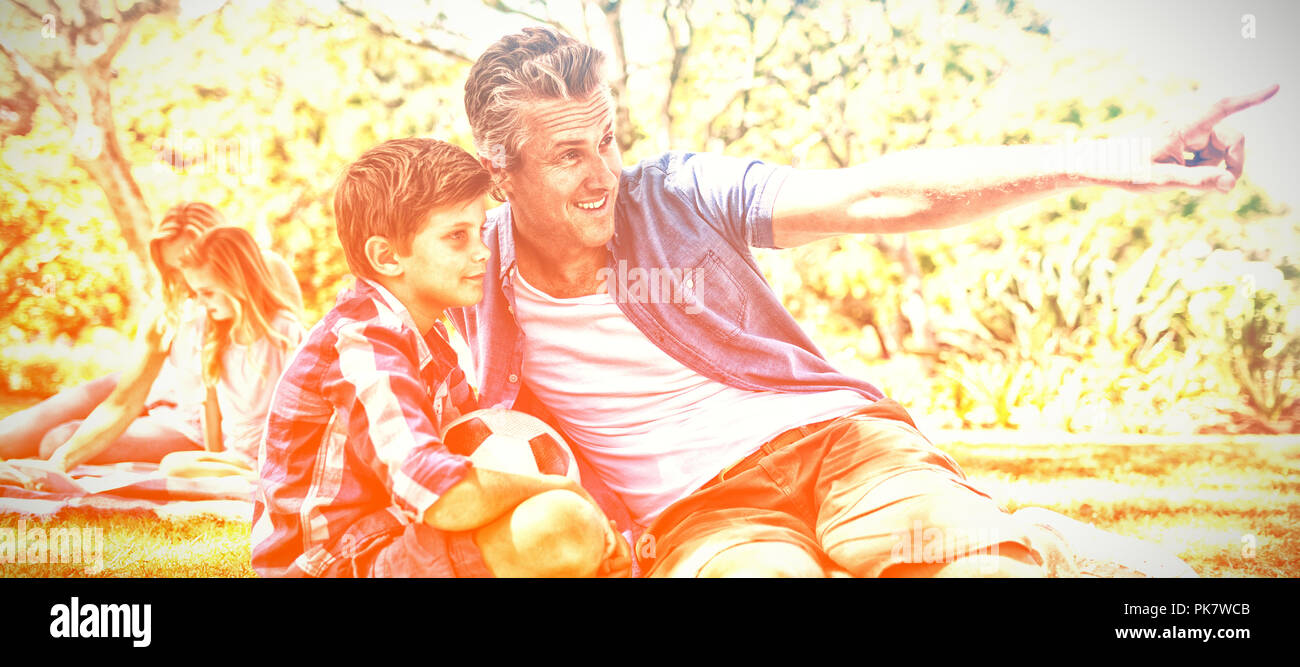 Vater und Sohn im Abstand in Park Stockfoto