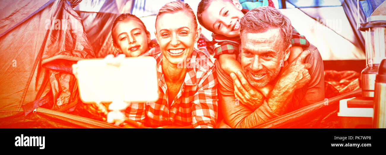Lächelnd Familie selfie im Zelt Stockfoto