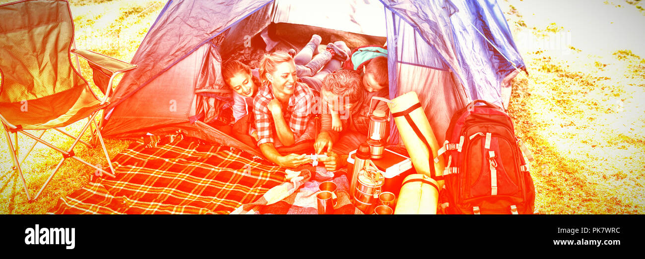 Familie mit Blick auf die Kamera in der Hütte Stockfoto