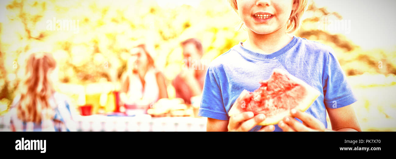Lächelnde junge Holding Wassermelone im Park Stockfoto