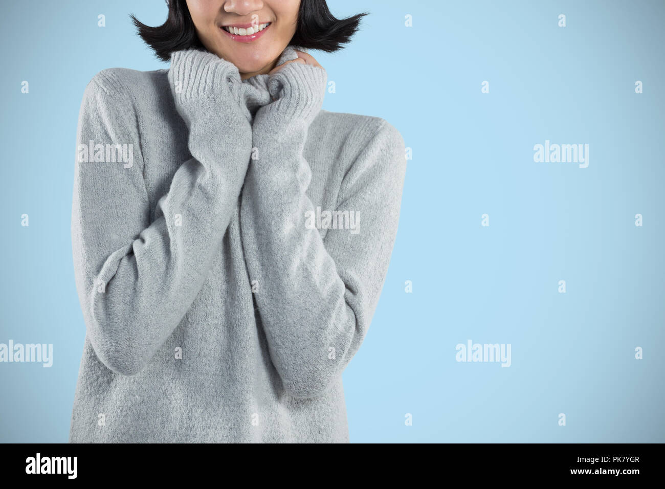 Das zusammengesetzte Bild der Frau im Winter Kleidung gegen weißen Hintergrund posiert Stockfoto