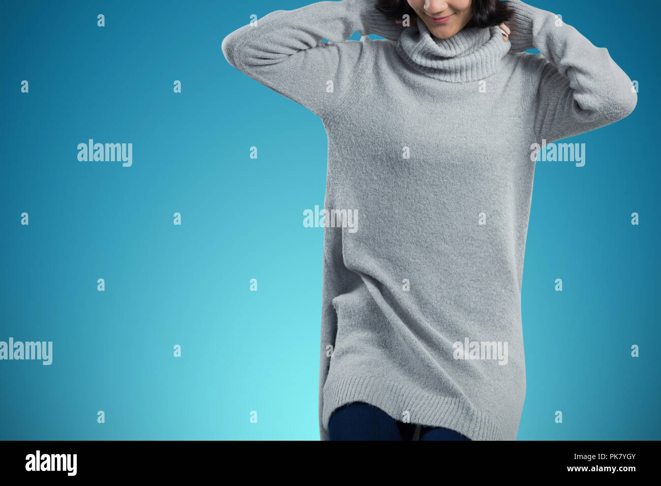 Das zusammengesetzte Bild der Frau im Winter Kleidung gegen weißen Hintergrund posiert Stockfoto