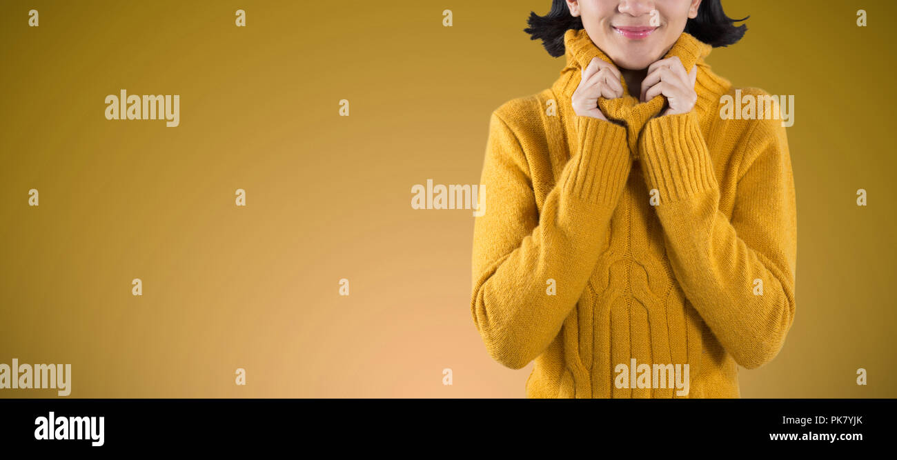 Das zusammengesetzte Bild der Frau im Winter Kleidung gegen weißen Hintergrund posiert Stockfoto