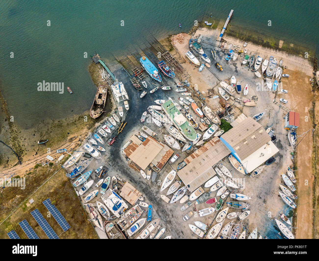 Luftbild des Trockendocks und werft mit vielen Yachten in Olhao, Portugal Stockfoto