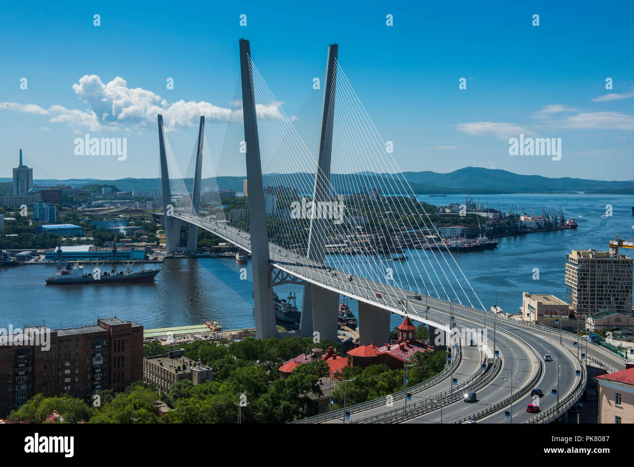 Blicken Sie über Wladiwostok und die neue Zolotoy Brücke, Russland Stockfoto