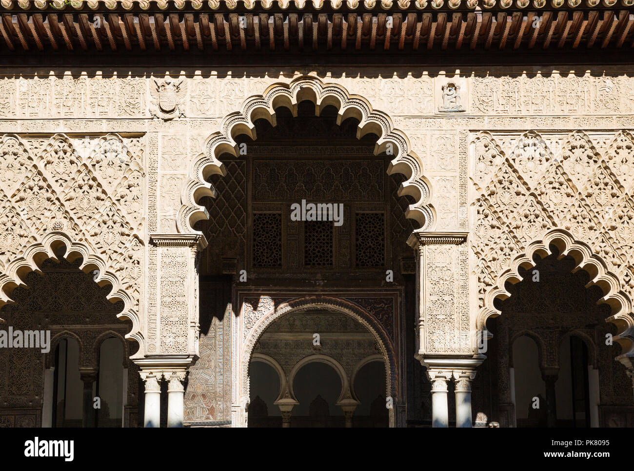 Künstlerisch maurische Fassade im Patio de Las Doncellas, Innenhof der Dirnen, Alcazar von Sevilla, Sevilla Provinz Stockfoto