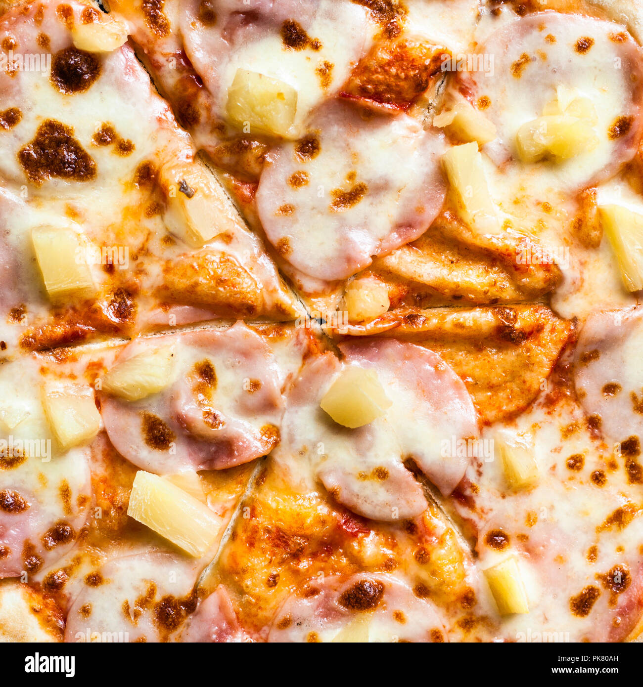 Befüllung von Hawaiian Pizza mit Schinken und Ananas Nahaufnahme Stockfoto