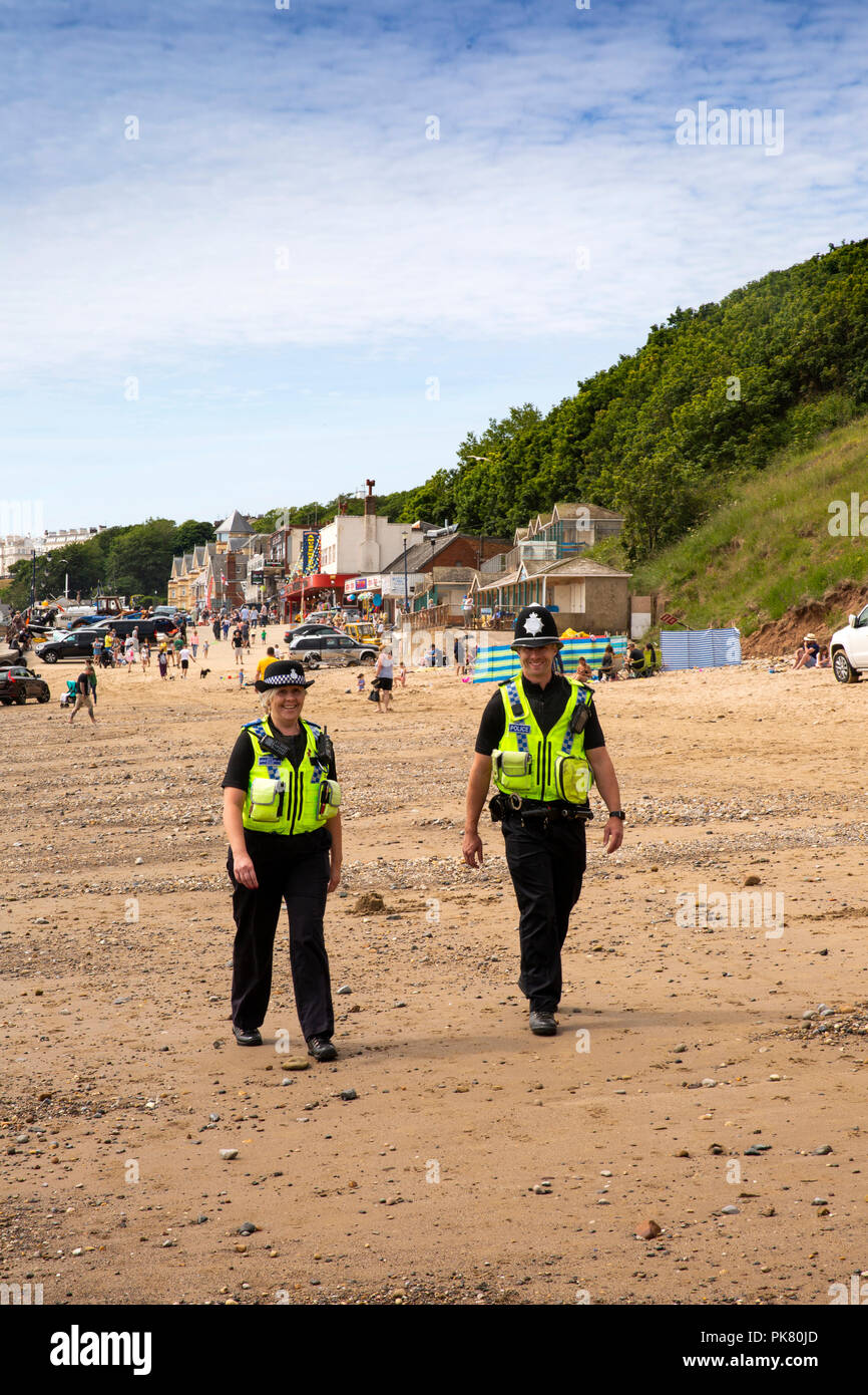 Vereinigtes Königreich, England, Yorkshire, Filey, Strand, PCSO und Polizisten patrouillieren auf Filey Sands an Coble Landung Stockfoto