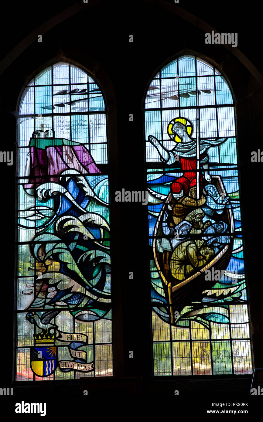 Vereinigtes Königreich, England, Yorkshire, Filey, St. Oswalds Kirche Innenraum, Jesus Niederschlagung Sturm mit Fischer im Boot Fenster Stockfoto