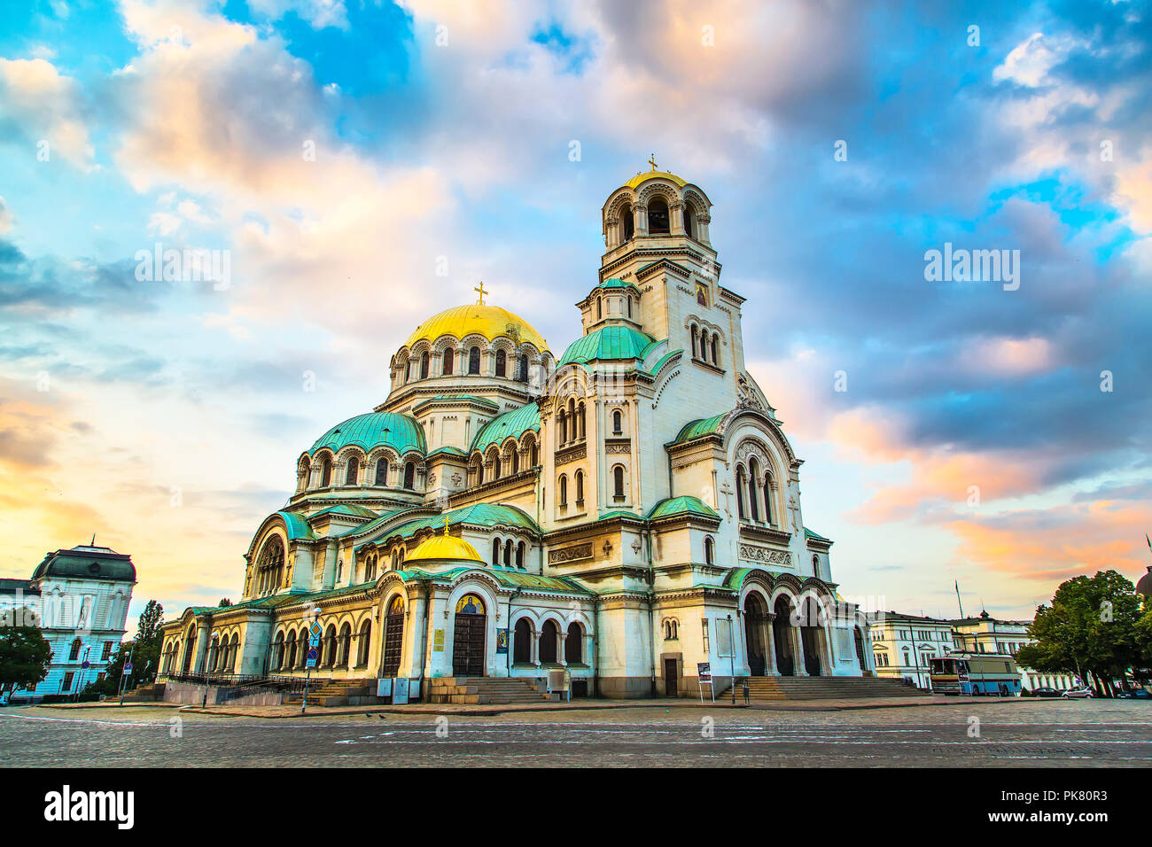 St. Alexander Nevsky Kathedrale im Zentrum von Sofia, Hauptstadt von Bulgarien gegen die blauen Morgenhimmel mit bunten Wolken Stockfoto