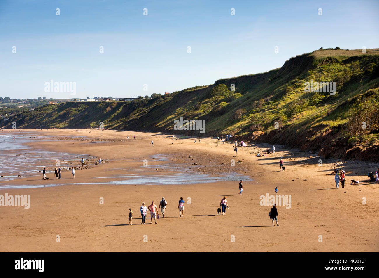 Vereinigtes Königreich, England, Yorkshire, Filey, Besucher zu Fuß am Strand bei Ebbe in der Sonne Stockfoto