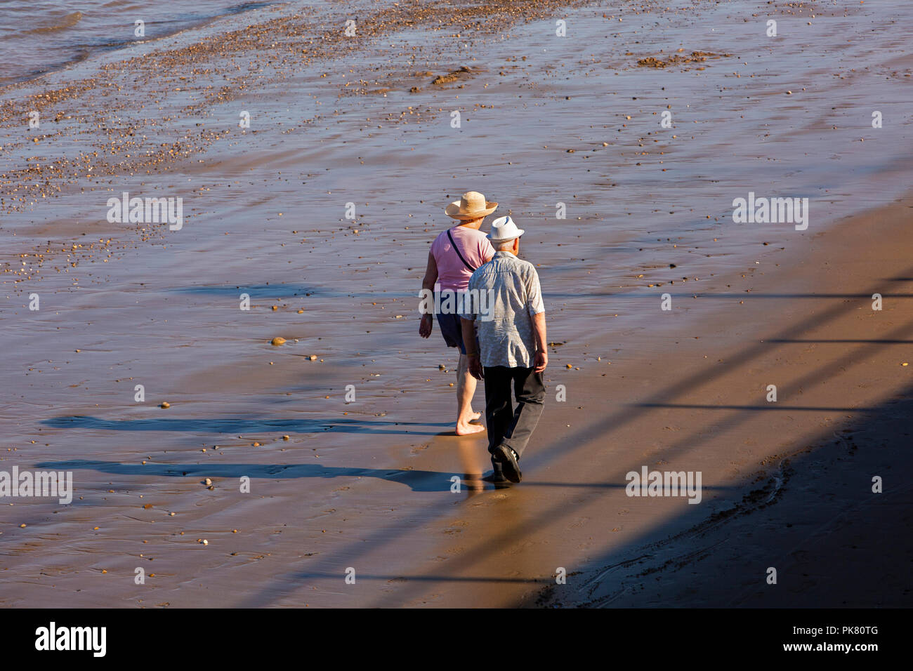 Vereinigtes Königreich, England, Yorkshire, Filey, Senior Paar am Strand bei Ebbe in der Sonne Stockfoto