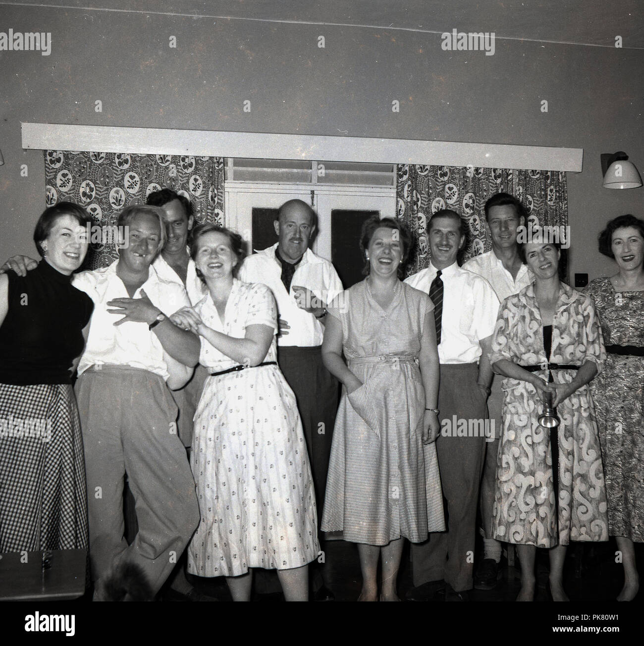 1950, historische, eine Gruppe von im mittleren Alter britischen Herren und Damen, Expats, Landwirte an einer Partei an Entebbe, Uganda. Stockfoto