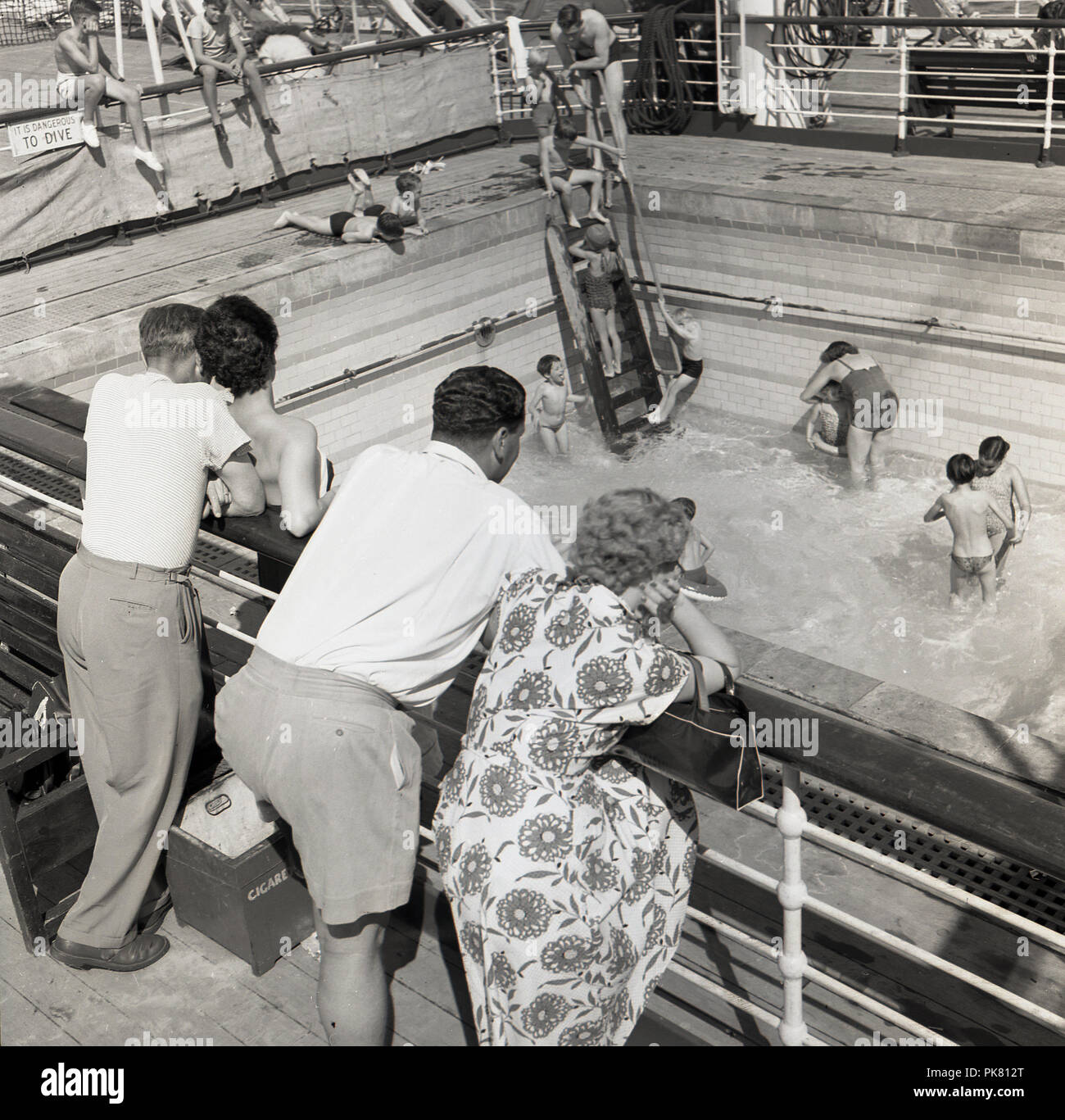 1950, historische, an Bord eines Dampfschiffes Segeln im Ozean, vier