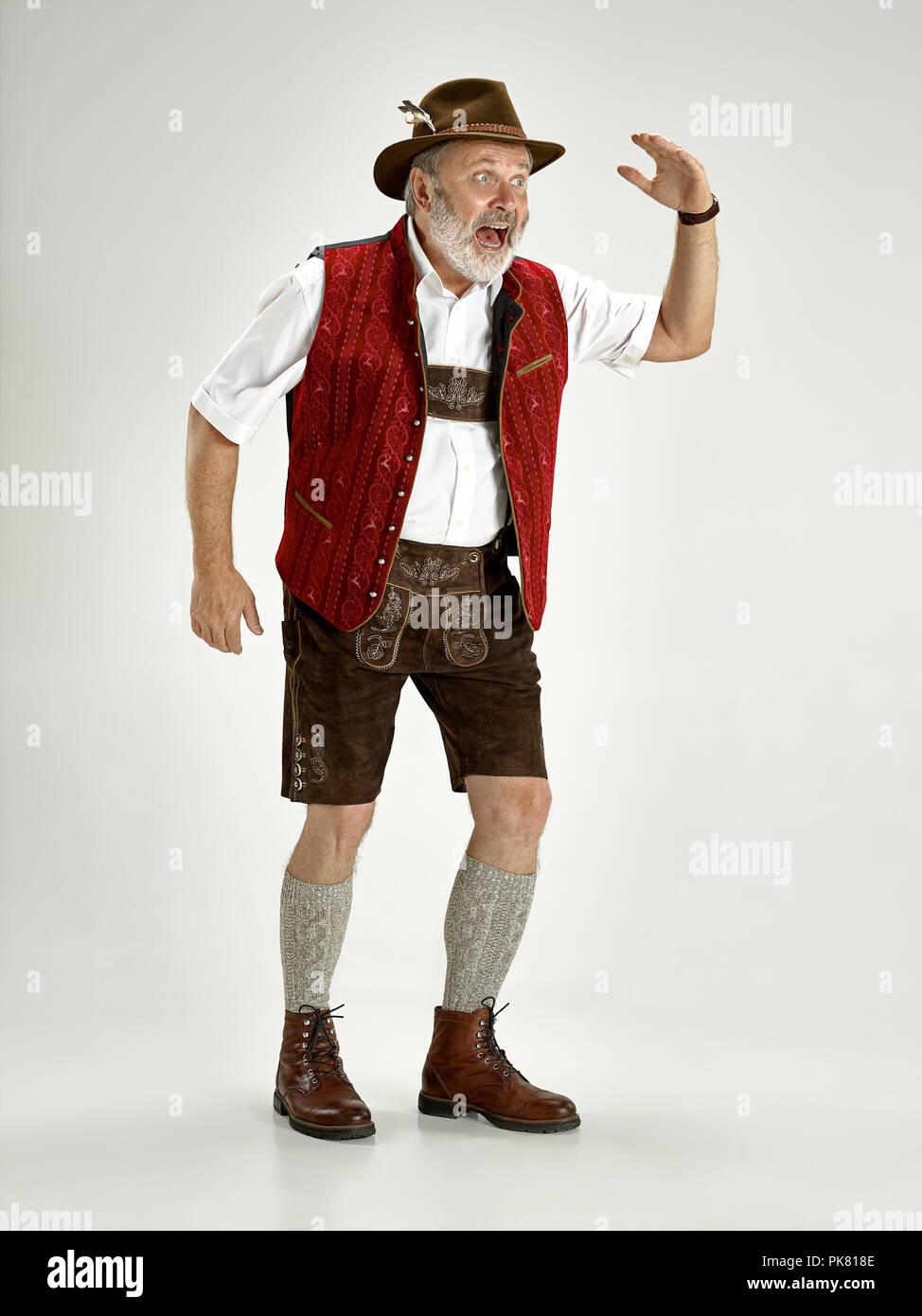 Portrait Von Oktoberfest Alterer Mann In Hat Tragt Eine Traditionelle Bayerische Kleidung Bei Voller Stehend Lange Im Studio Die Feier Oktoberfest Festival Konzept Stockfotografie Alamy