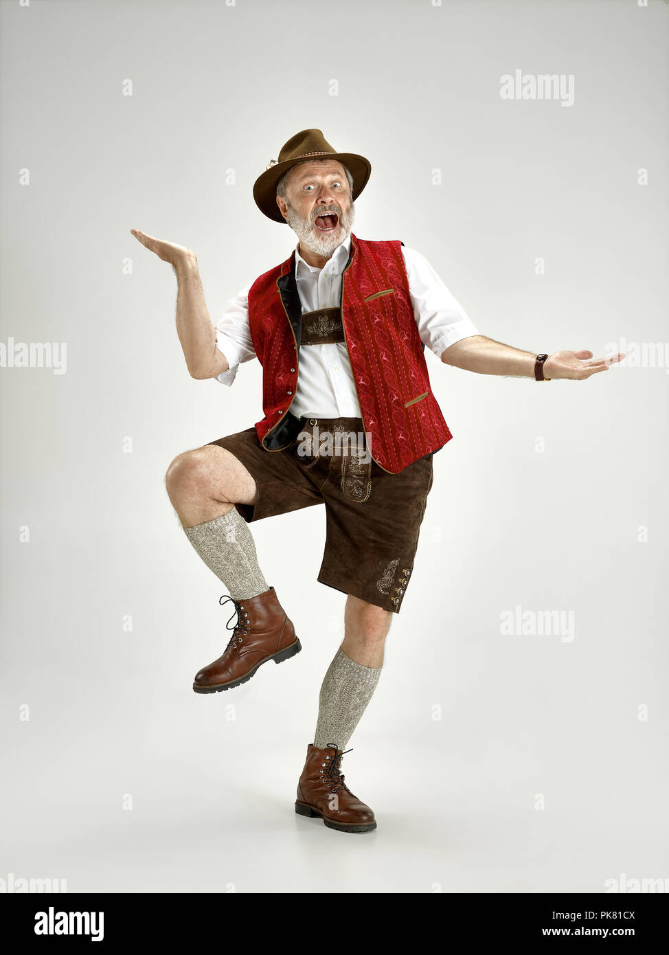 Portrait von Oktoberfest älterer Mann in hat, trägt eine traditionelle bayerische Kleidung bei voller stehend - Länge im Studio. Die Feier, Oktoberfest, festival Konzept Stockfoto