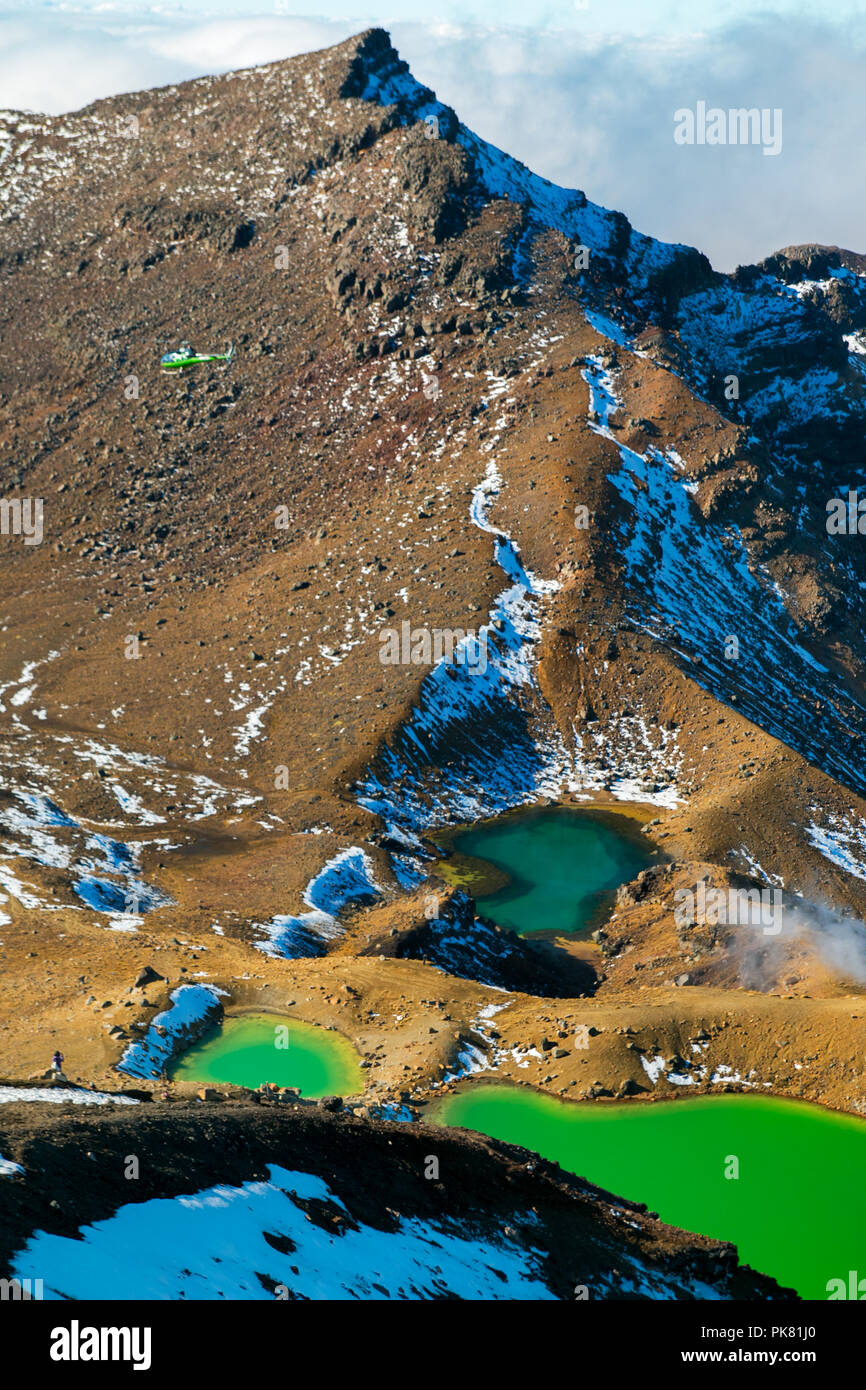 Wilde felsige Landschaft mit türkisfarbenen Seen unter den hohen Berg in der Welt Erbe Tongariro National Park, Tongariro Alpine Stromkreis Stockfoto