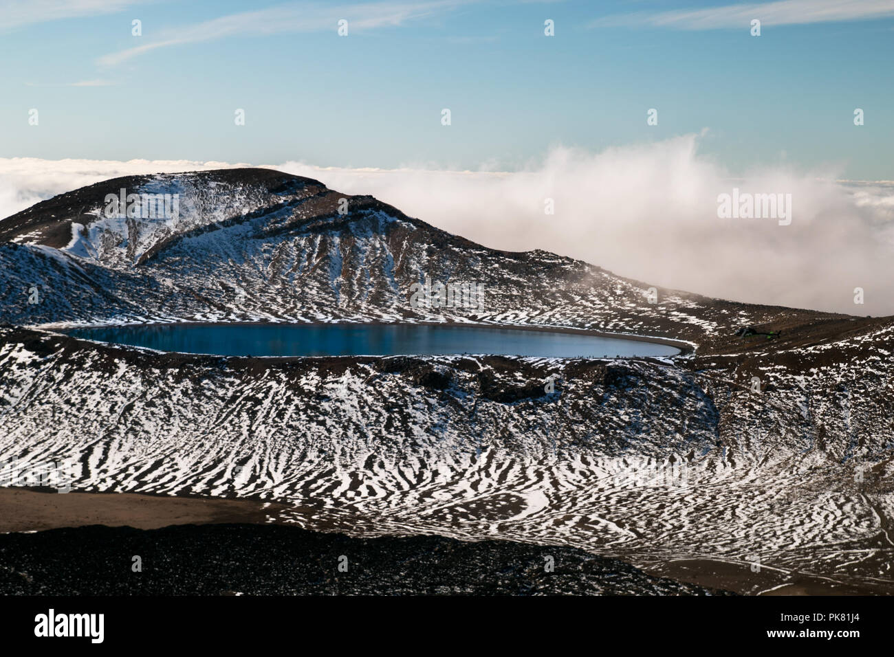 Ultramarin deep Blue See unter dem oberen Berge in hohem Ausmaß, die atemberaubende Wildnis aktive vulkanische Landschaft von Schnee bedeckt, Neuseeland Stockfoto