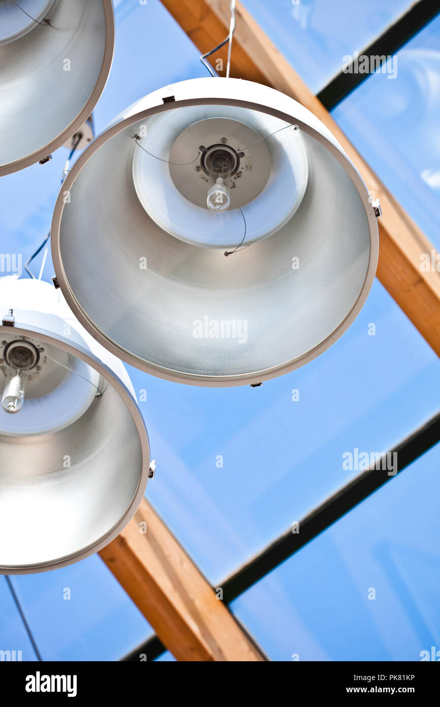 Metall Lampen in moderne gläserne Decke Stockfoto