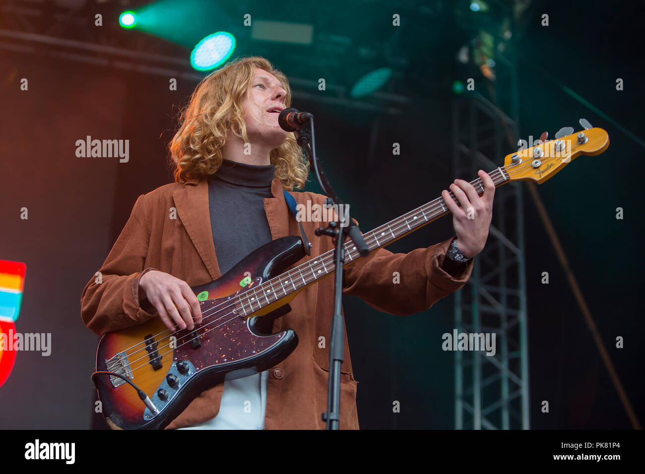 Norwegen, Bergen - 16. Juni 2018. Die australische Band Pakete führt ein Live Konzert während der norwegischen Musik Festival Bergenfest 2018 in Bergen. Hier Sänger und Bassist Noah Hill ist live auf der Bühne gesehen. (Foto: Gonzales Foto - Jarle H. Moe). Stockfoto