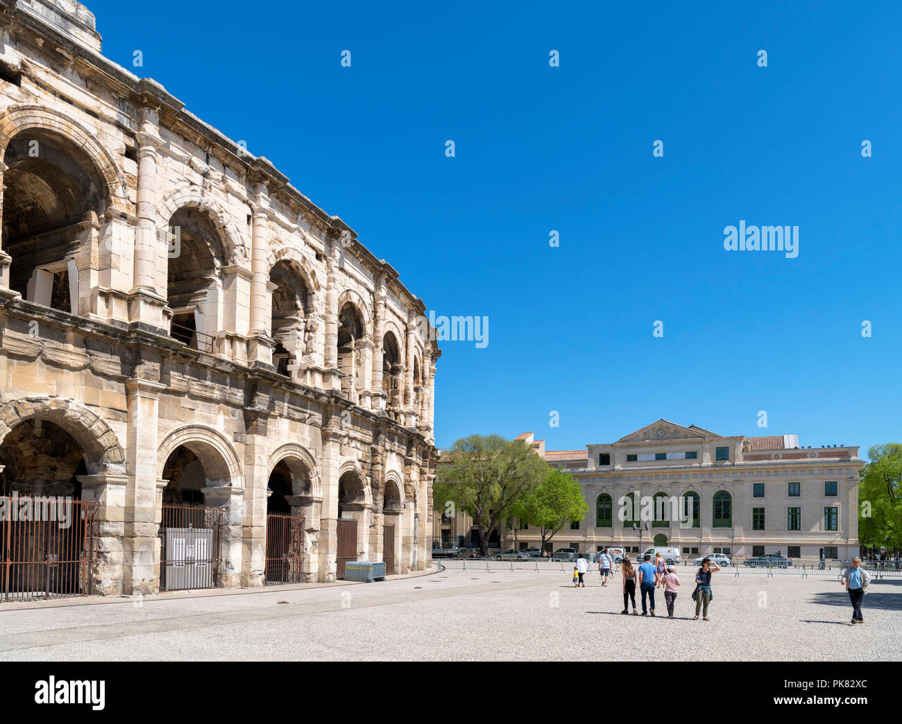 Les Arenes, dem 1. Jahrhundert römische Amphitheater, mit Blick auf den Palais de Justice, Nimes, Languedoc, Frankreich Stockfoto