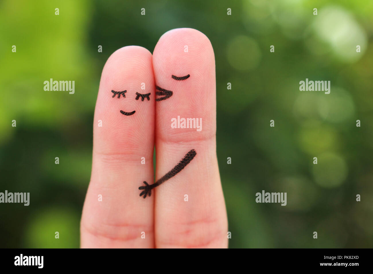 Finger Kunst Der Gluckliches Paar Mann Frau Kusse Auf Die Wange Stockfotografie Alamy