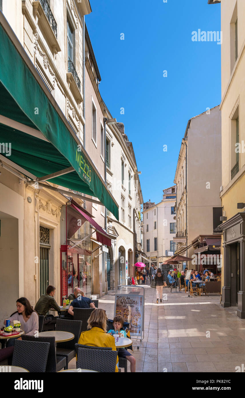 Cafés und Geschäften in der Rue de la Madeleine, Nimes, Languedoc, Frankreich Stockfoto
