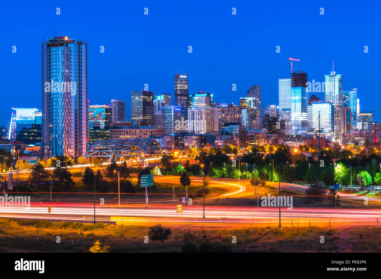 Wolkenkratzer in der Nacht in Denver, Denver, Colorado, USA. Stockfoto