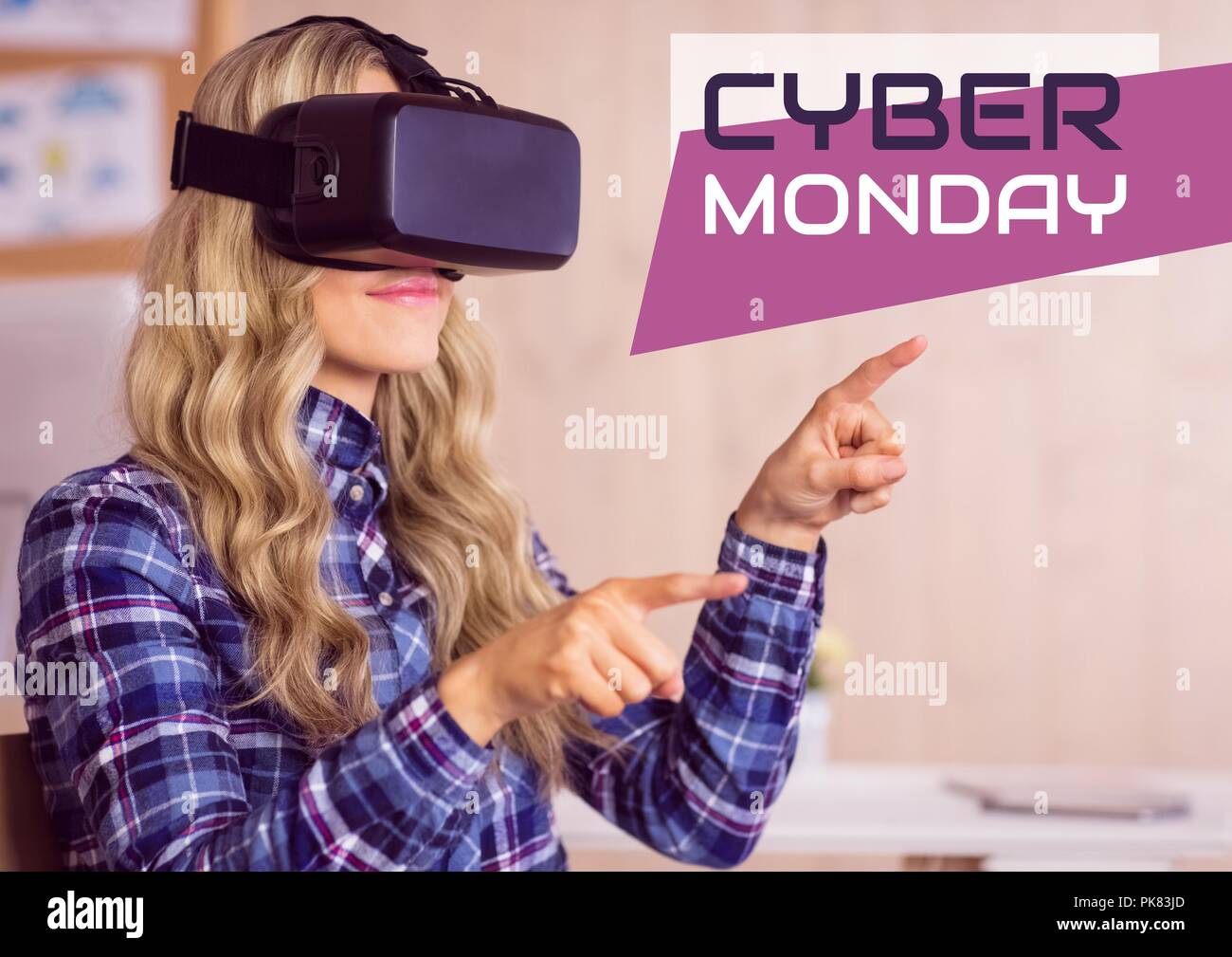 Cyber Monday Verkauf Frau in Plaid Shirt mit Augmented Reality Stockfoto