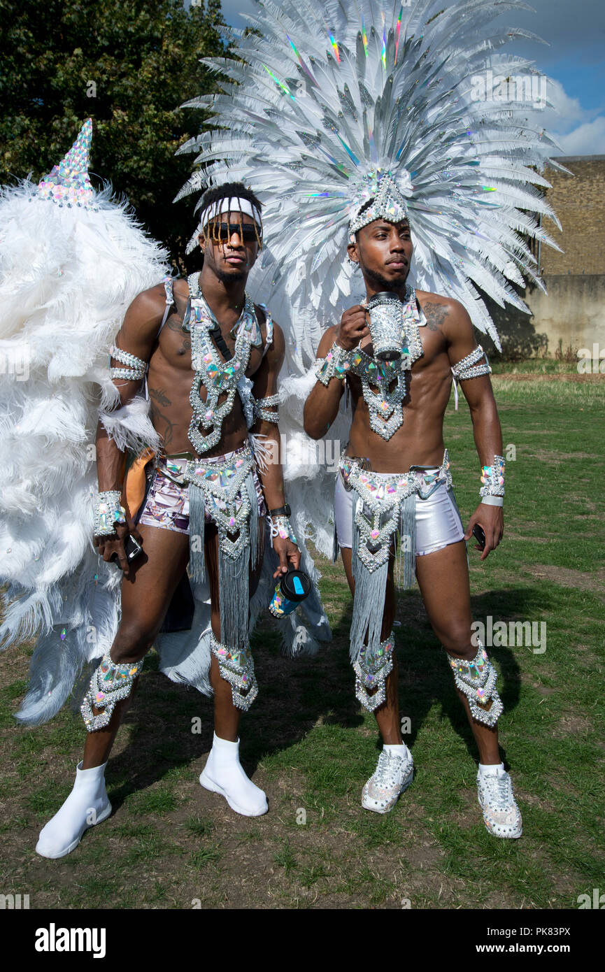 Hackney Karneval 9. September 2018 zwei Tänzer stellen in ihren Kostümen Stockfoto