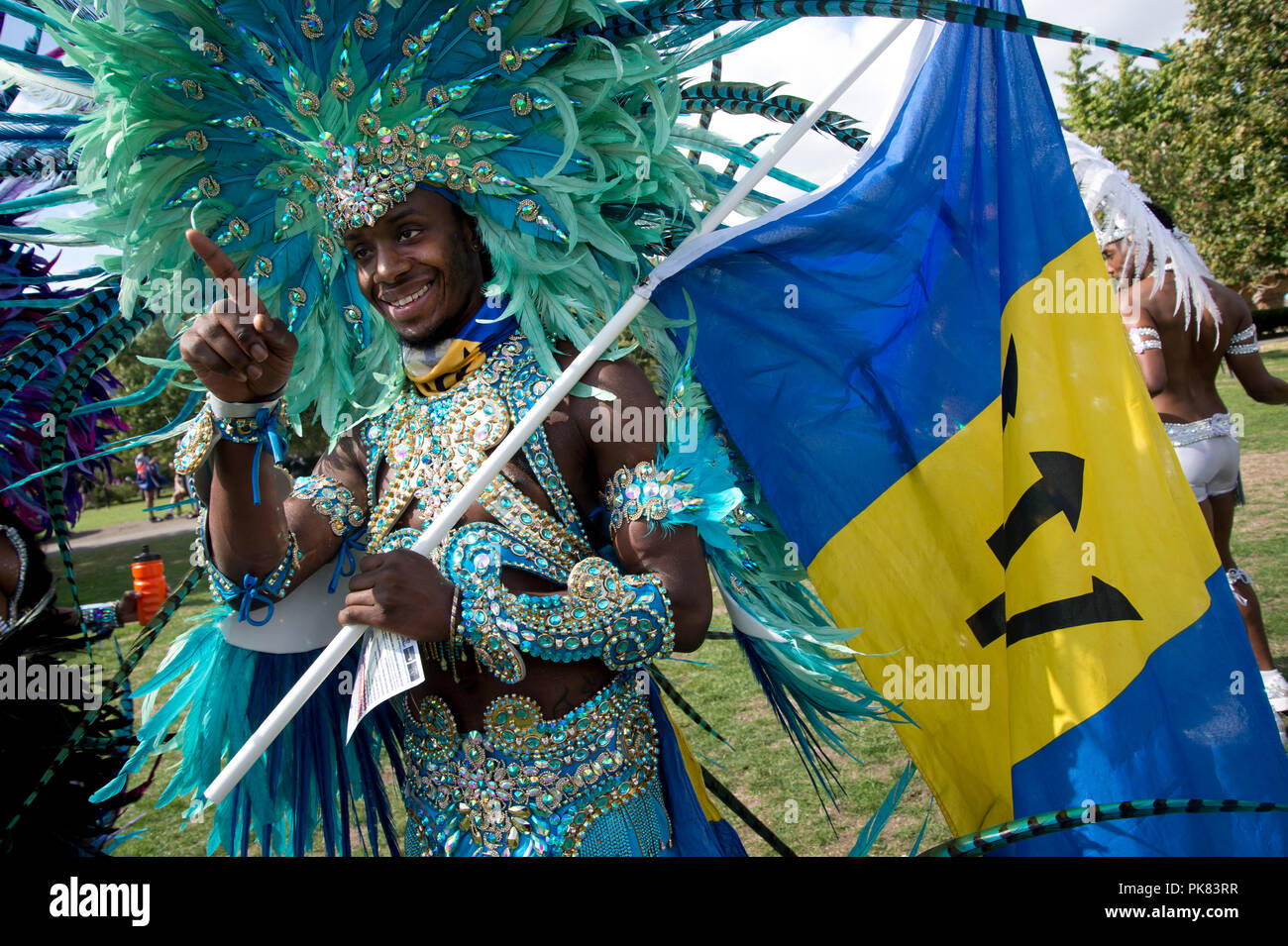 Hackney Karneval 9. September 2018 ein Tänzer trägt eine Flagge von Barbados Stockfoto