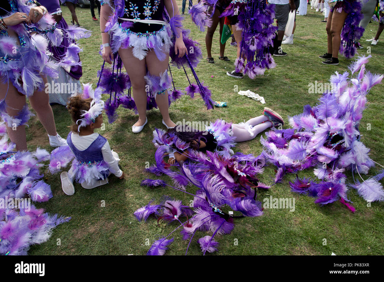 Hackney Karneval 9. September 2018. Ein junger Künstler aus der Gruppe der "Farbe Lila" (basierend auf dem Buch von Maya Angelou) hat einen Rest vor dem perfor Stockfoto