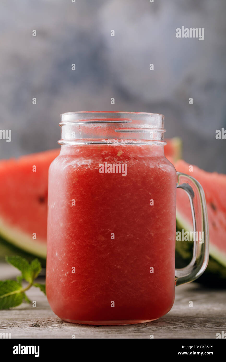 Smoothies aus eine saftige Wassermelone in einem Glas auf einen hölzernen Tisch gekocht Stockfoto