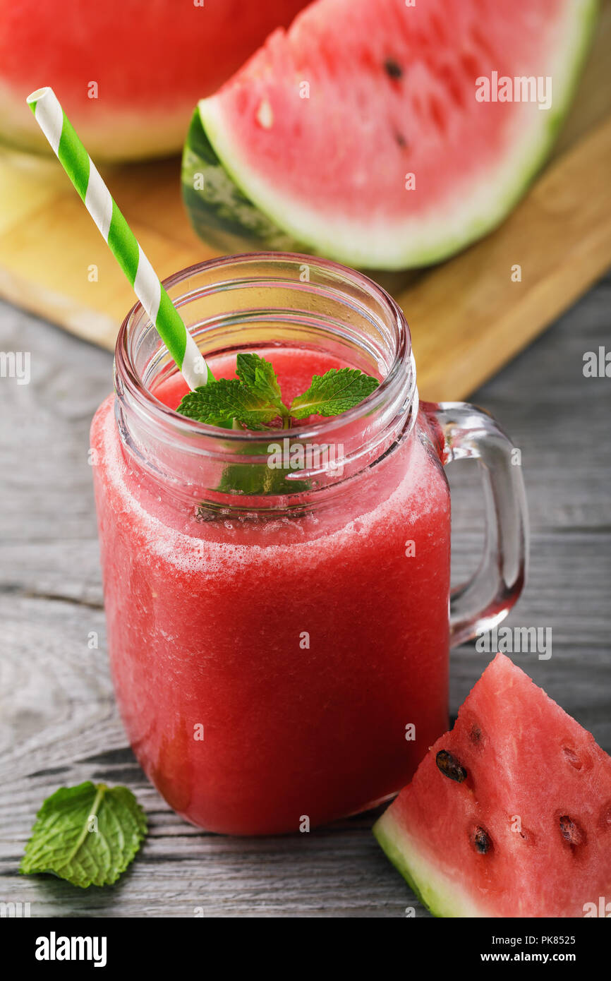 Smoothies aus eine reife Wassermelone in einem durchsichtigen Glas Obst auf einem hölzernen Tisch gekocht Stockfoto