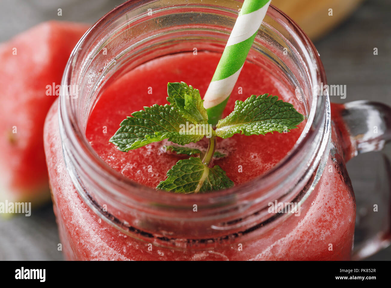 Smoothies aus eine Wassermelone in einem durchsichtigen Glas gekocht, close-up Stockfoto